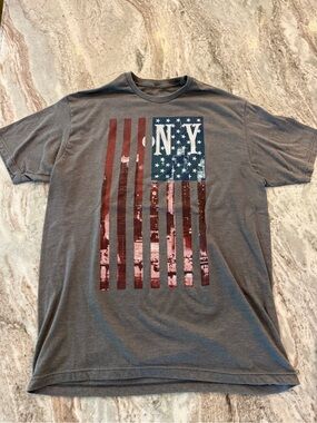 Savvy Men's Gray Tee with Red and Blue NY Flag Graphic Size XL